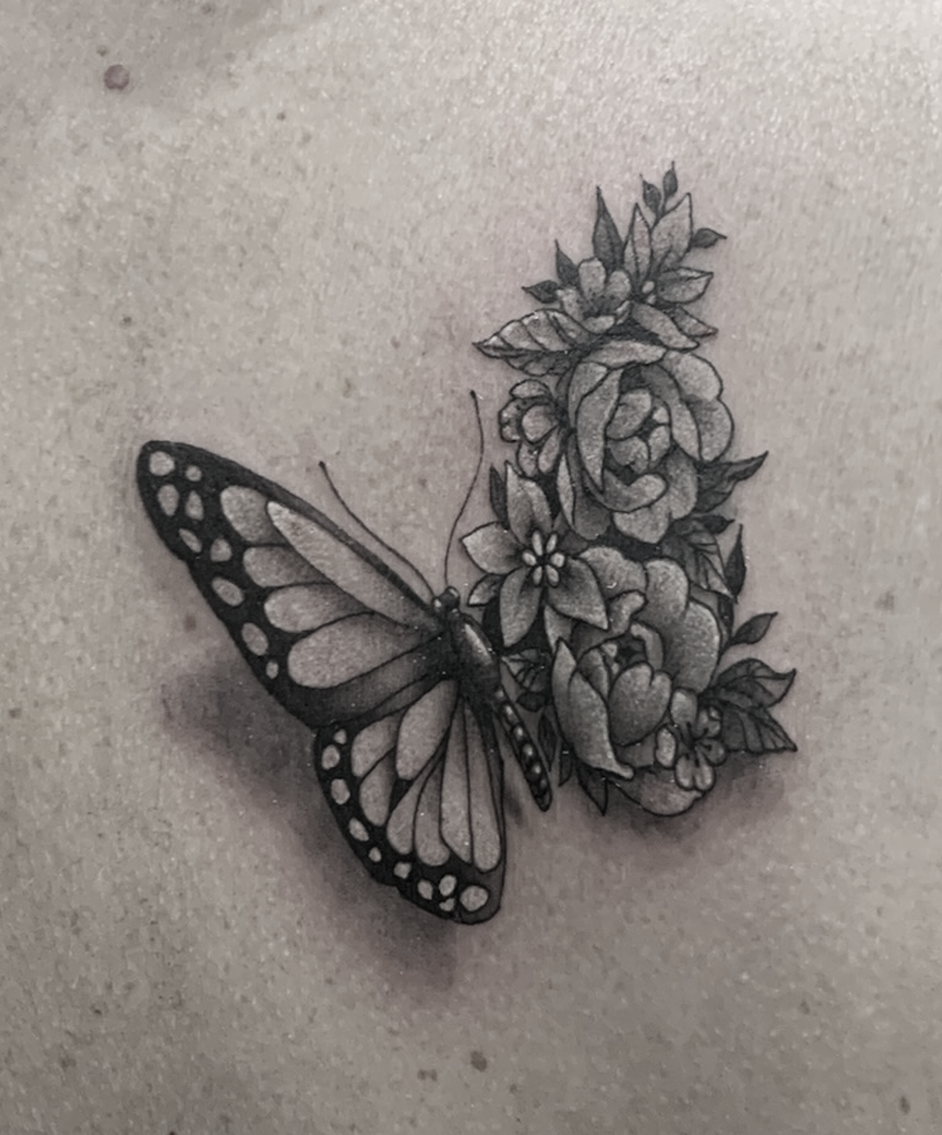 Tatouage de papillon et de fleur